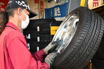 中古タイヤ・中古ホイールの販売・買取、出張タイヤ交換サービス、タイヤ保管サービス、廃棄物処理、パンク修理などは埼玉県三郷市のタイヤ交換ショップ『タイヤショップHST三郷店』