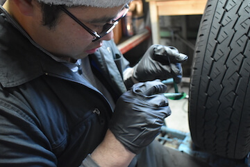 中古タイヤ・中古ホイールの販売・買取、出張タイヤ交換サービス、タイヤ保管サービス、廃棄物処理、パンク修理などは埼玉県三郷市のタイヤ交換ショップ『タイヤショップHST三郷店』